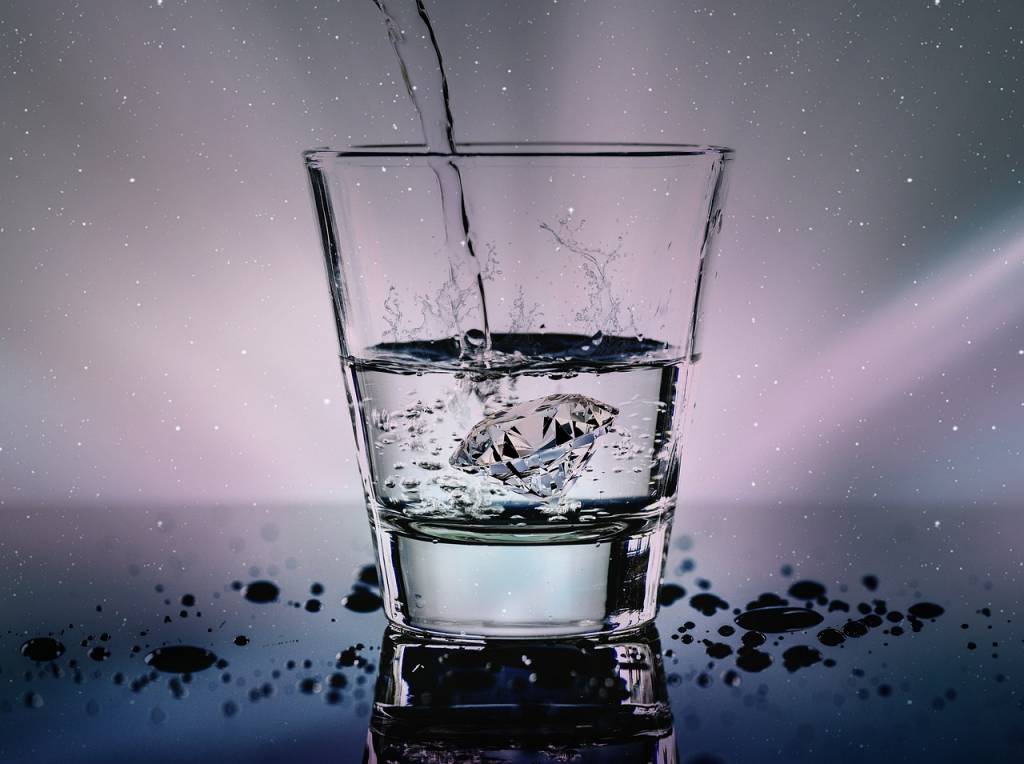 Comment adopter l’eau en bouteille de verre durablement